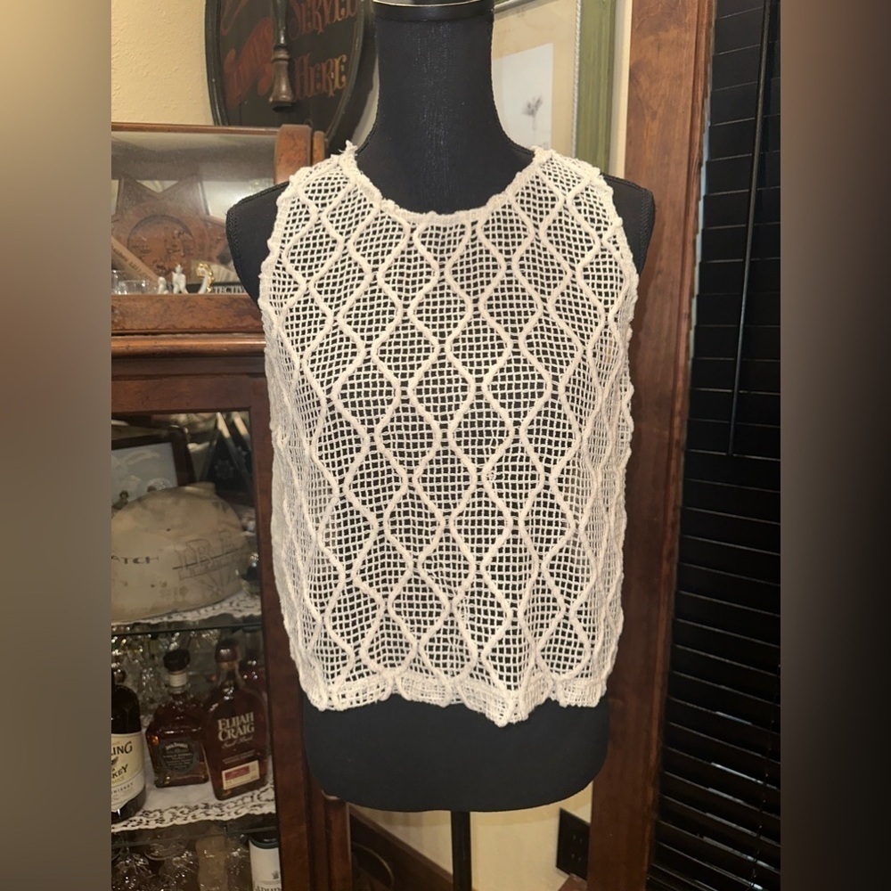 Euc CHLOE K CROCHET 🧶 TOP SLEVLESS WITH OPEN PANNEL on back Sz M
